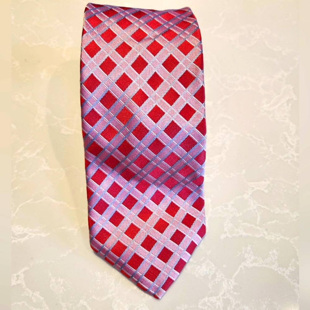 Beautiful BOSS Pink Silver Large Diamond Weave Pattern 100% Silk Tie Made Italy